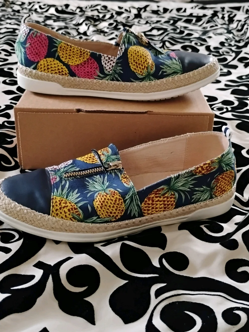 Anne Klein Akzetta (estilo alpargata /Pineapple Print Slip-On Espadrilles - Navy
